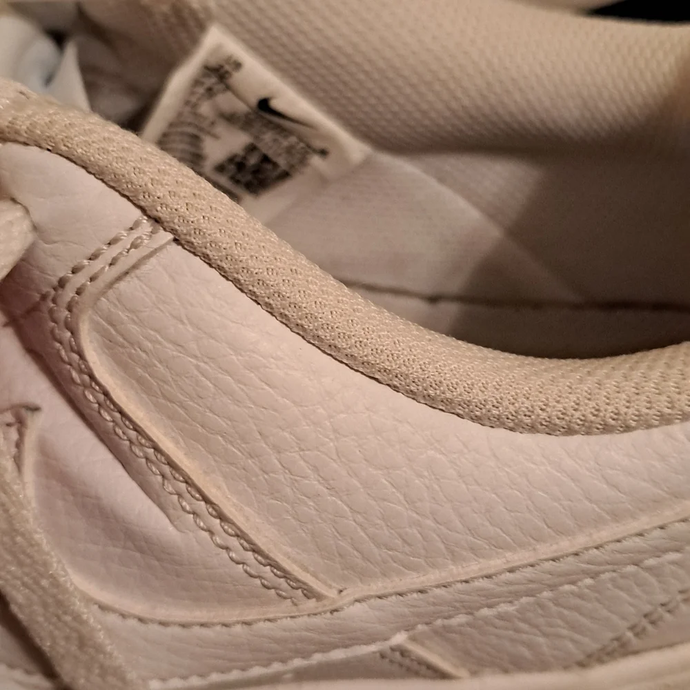 Women's Nike Court sneakers GUC